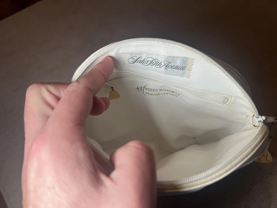 Bolsa tiracolo Morris Moskowitz Saks Fifth Avenue couro branco alça corrente - Imagem 3 de 4