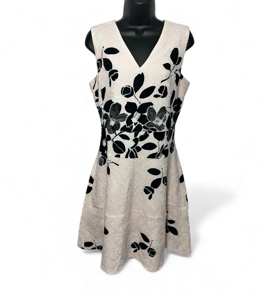 Vestido Karl Lagerfeld Floral Pétalo Rosa y Negro Encaje Sin Mangas Acampanado Talla 6 Foto 2 de 4