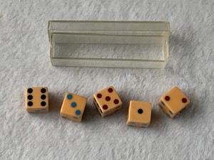 5 Vintage 5/8” Butterscotch Bakelite Tri-Colored Pip Dice Red Blue Black & Case