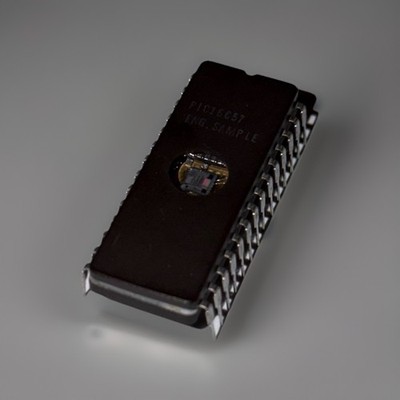 Microchip - PIC16C57 Engineering Sample - DIP28 CERDIP MCU   UV EPROM   NOS