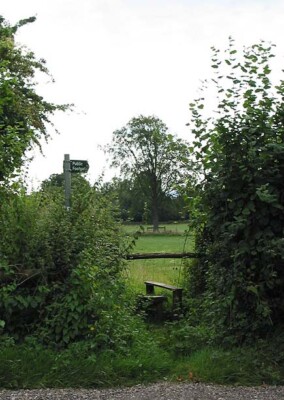 Foto 6x4 Pfahl auf dem Fußweg Huntley\/SO7219 führt zu flacherem Land a c2007