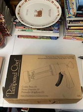 Pampered Chef Cookie Press #1525 With 16 Discs Original Box Complete-used once