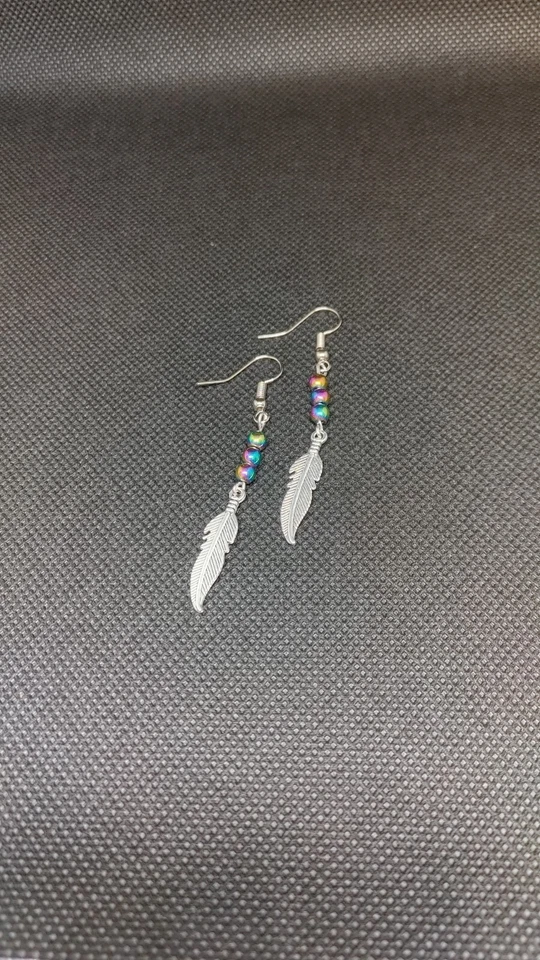 Orecchini Fatti A Mano Con Perline Multicolor E Piuma - Immagine 3 di 3