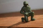 Marx 60 mm old vinyl plastic Army G.I. w / rolled bandage , nice old 50'S Marx