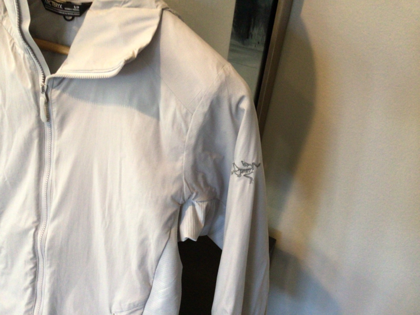 Arc'teryx Women’s Atom LT Lightweight Hoody Solitude Gray Small—Only Worn 2x! image 3
