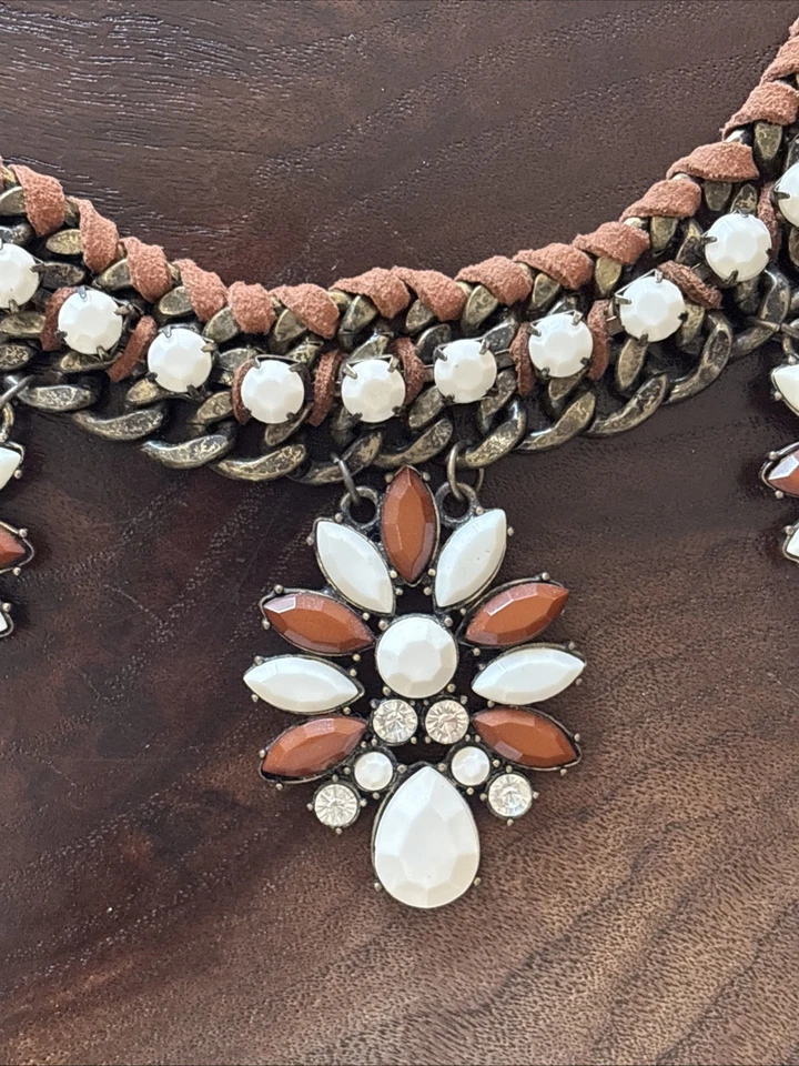Collar llamativo marrón y blanco con gamuza, colgantes de flores y pedrería. Foto 3 de 4