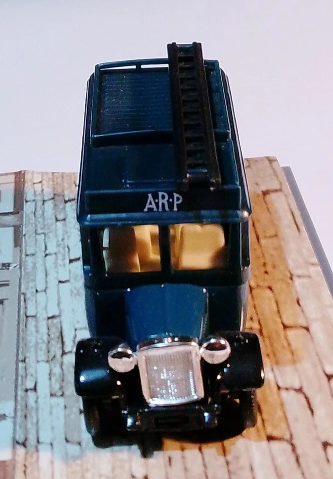 Lledo - Dennis Limousine "ARP Air Raid Warden" - boxed - Image 3 of 4