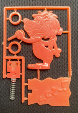 Vtg 1965 Post Cereal Linus the Lionhearted Spring-N-String Premium Toy ON SPRUE