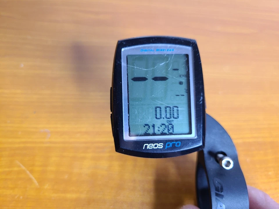 Giant Neos Pro Digital Bike Cycling Computer w/ Handlebar Mount  - Image 2 of 4