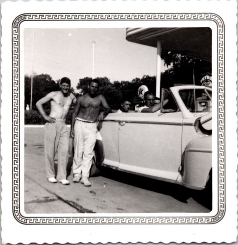 Uomo anni 50 in posa 1948 Ford Super Deluxe Cabrio alla stazione Texaco originale - Foto 2 di 2
