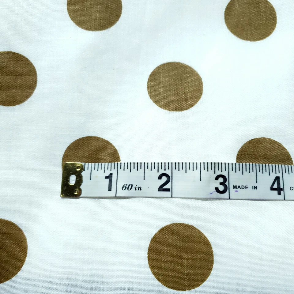 BOLINHAS DE OURO BRONZE EM TECIDO DE ALGODÃO POLI BRANCO UMA POLEGADA PONTO 58" POR JARDA  - Imagem 3 de 4