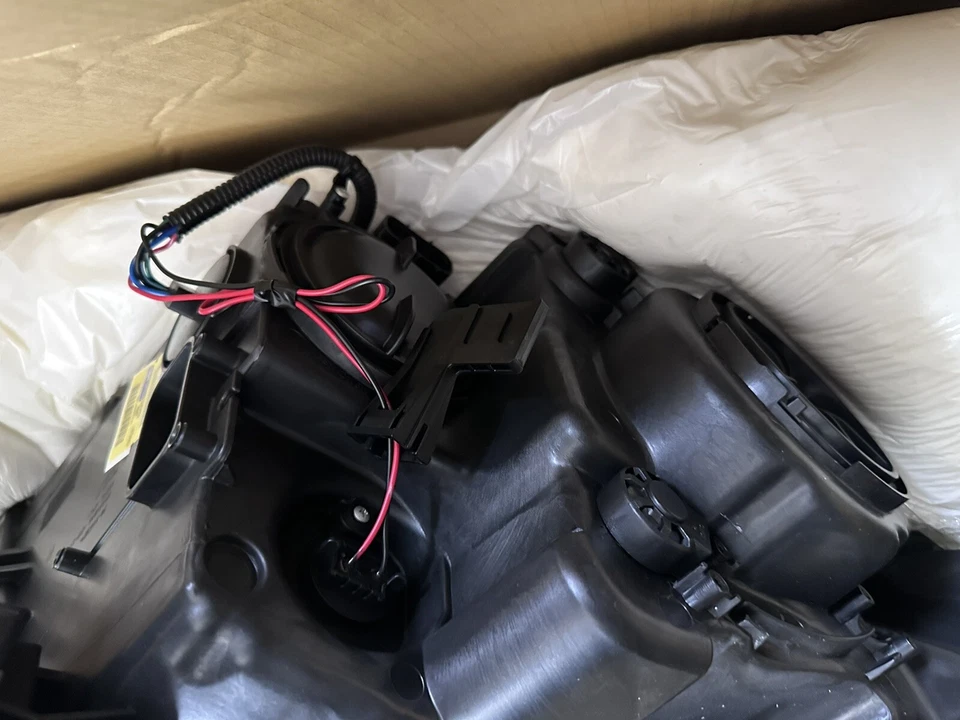 Nuevo conjunto de lámpara de faros RH TYC 20-9144-90-1 2010-2014 OEM Cadillac SRX Foto 4 de 4