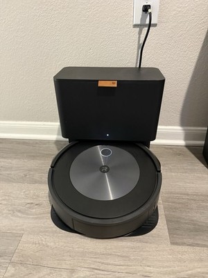 Roomba J7 Model RVE-Y1+ Self-Emptying Robot Vacuum +Clean Base Excellent Conditi