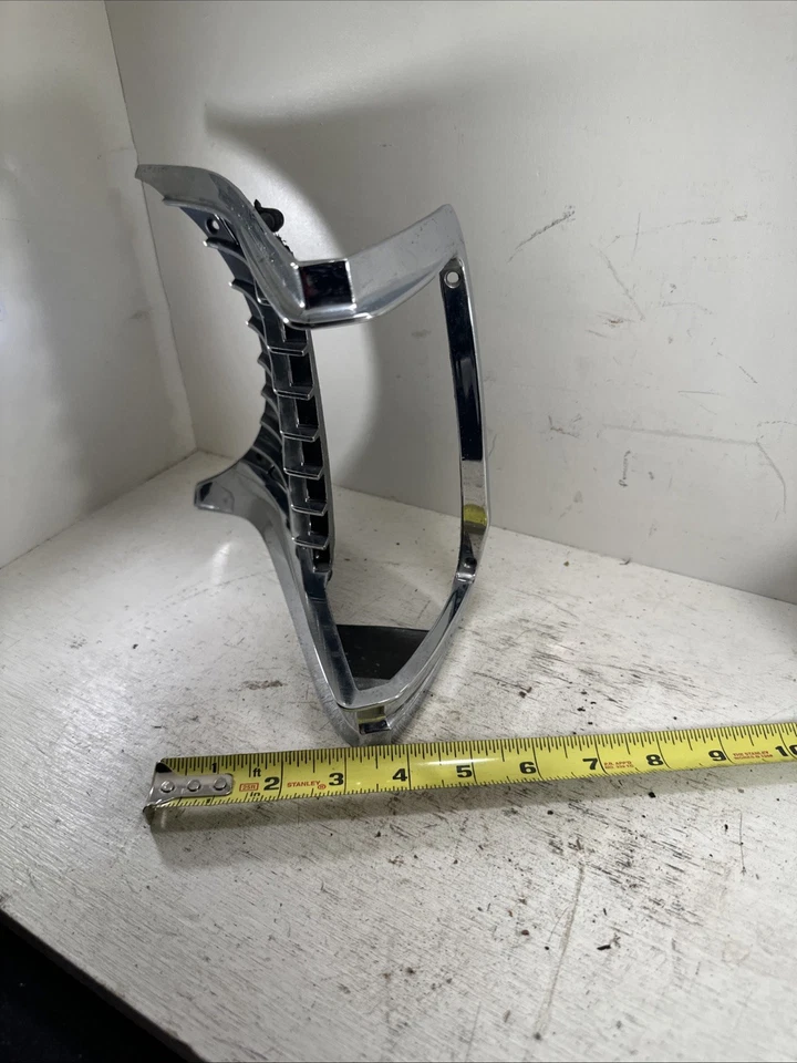 Bisel de faros derecho usado OEM C8MB13A242A Ford 1968 Mercury Monterey/Park Lane Foto 4 de 4