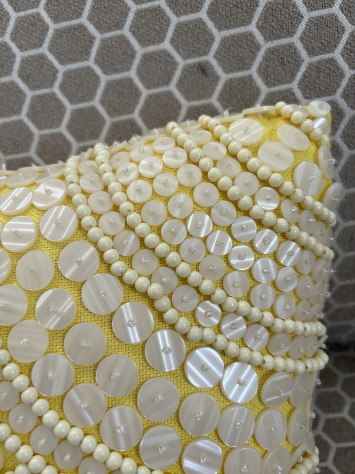 亮黄色枕头几何设计白色纽扣和珠方形 11 英寸 x 11 英寸 — 第 4/4 张图片