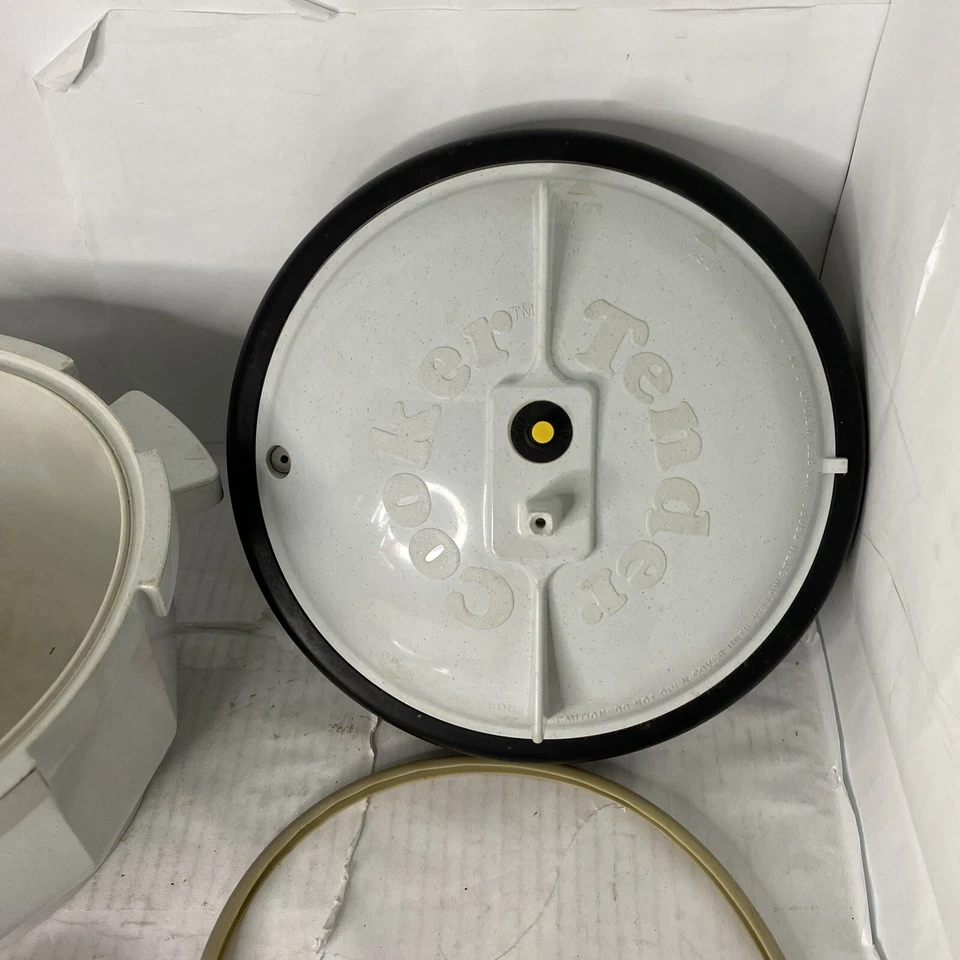 Vintage Nordic Ware Tender Cooker Microwave Oven Pressure Cooker 2.5 Quart White - Image 2 of 4