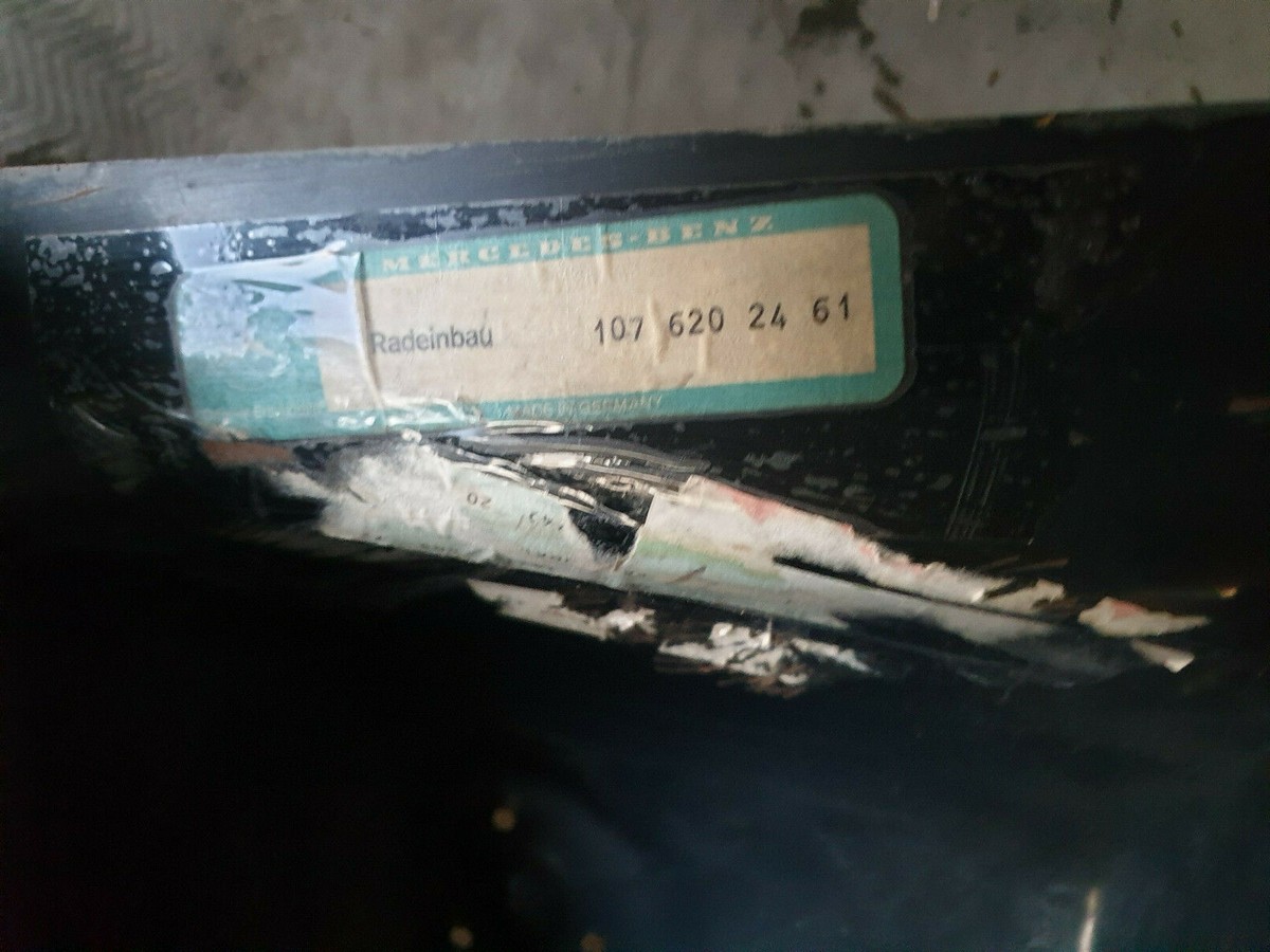 NEU NOS Mercedes W107 R107 C107 Radeinbau RECHTS Wheelhouse  