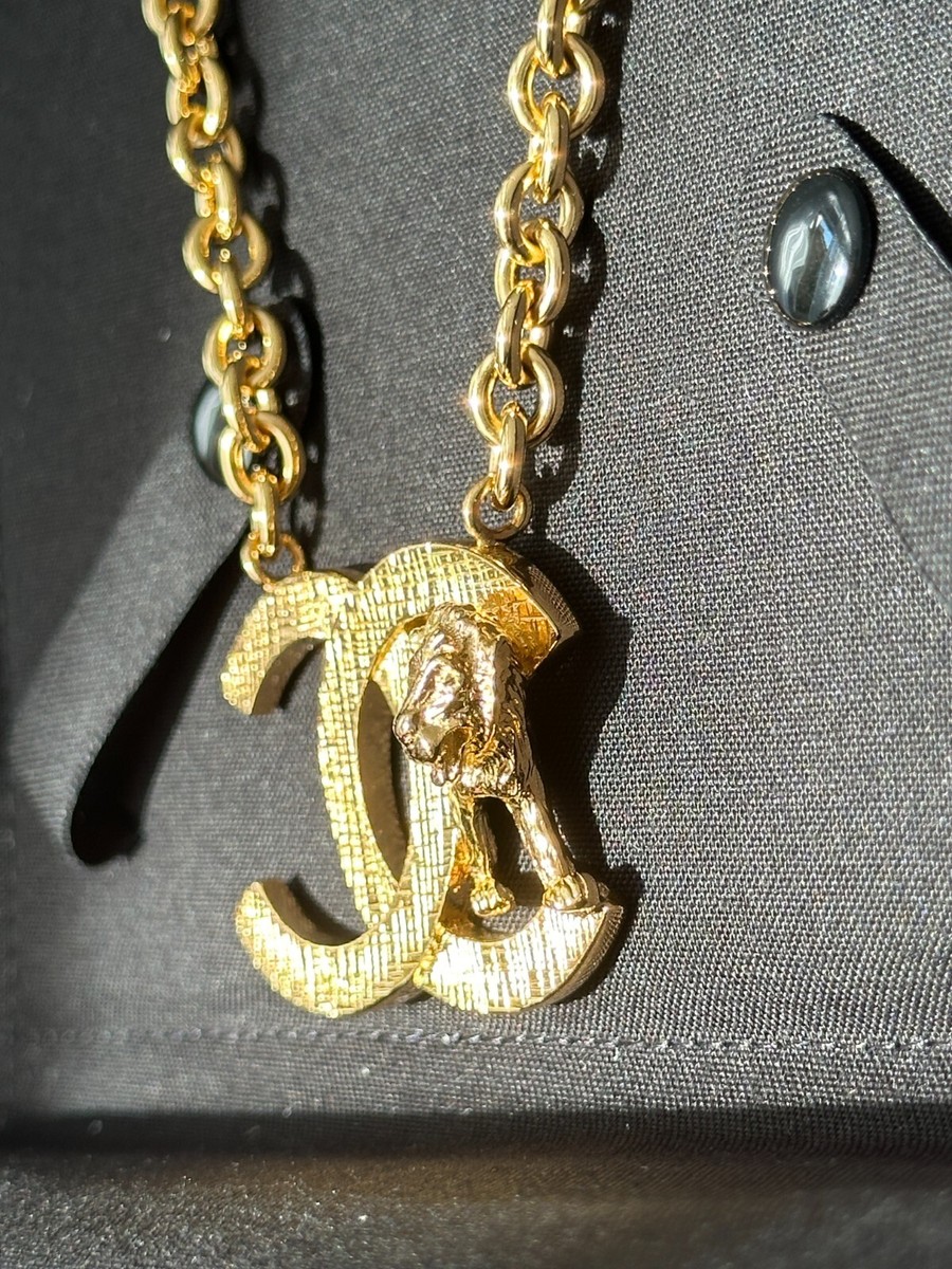 CHANEL 22A SHORT GOLD TONE LARGE CC LOGO WITH LION CHARM 19