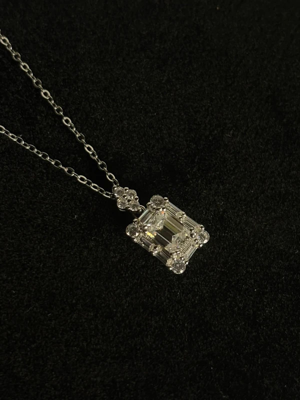 Collier moissanite 1 ct rectangulaire en argent le bijou idéal du quotidien