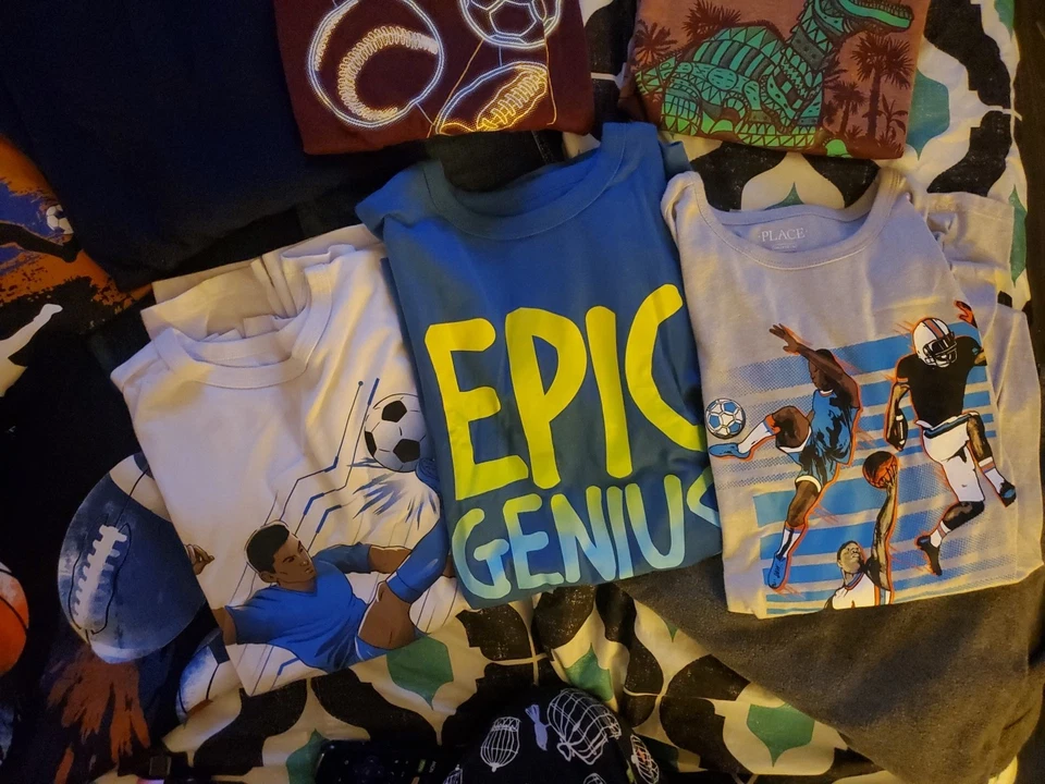 Camisas de manga larga para niños 9 de esos, y jeans 3 pares algunos con etiquetas algunos sin ellos. Foto 2 de 3