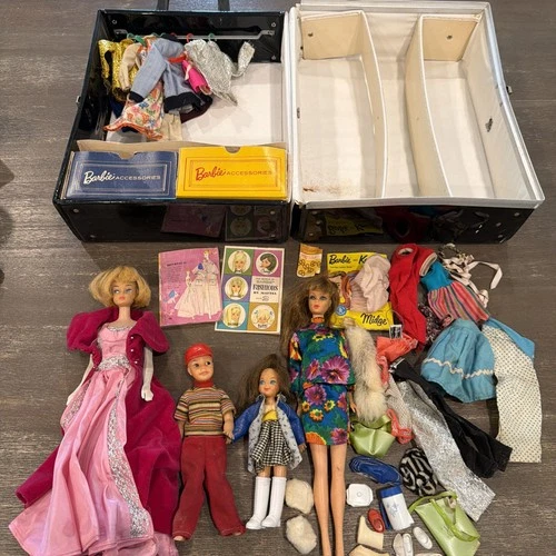 vintage 70s and 80s barbie lot of 4 plus accessories Plus Case