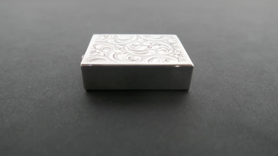 Kleine silberne Dose für Schnupftabak o.ä. mit floralem Dekor - Bild 2 von 4