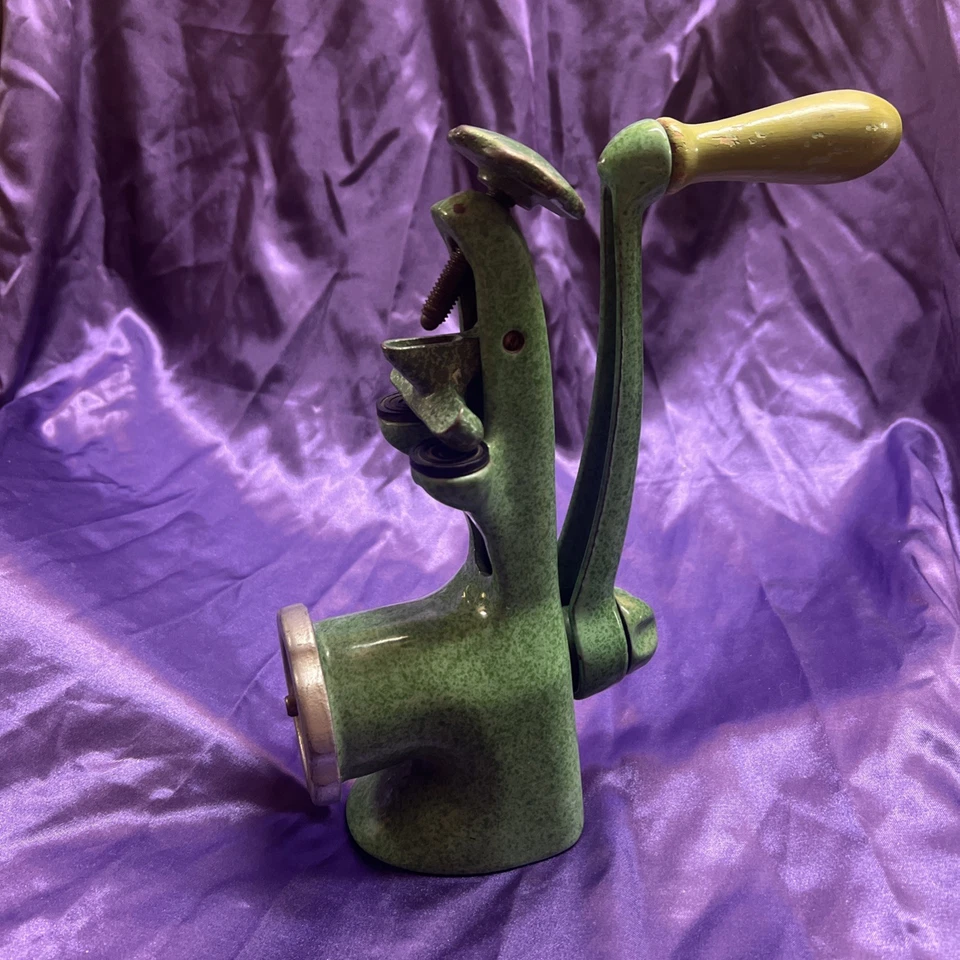 Винтажная ручная чугунная мельница HARPER 1000 FOOD MINCER с зеленой эмалью - Изображение 2 из 4