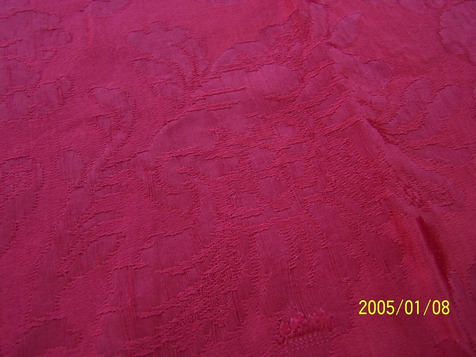 Coupon de tissu ancien en soie rouge avec bouquet de fleurs.  Réf n°74 - Photo 3/4