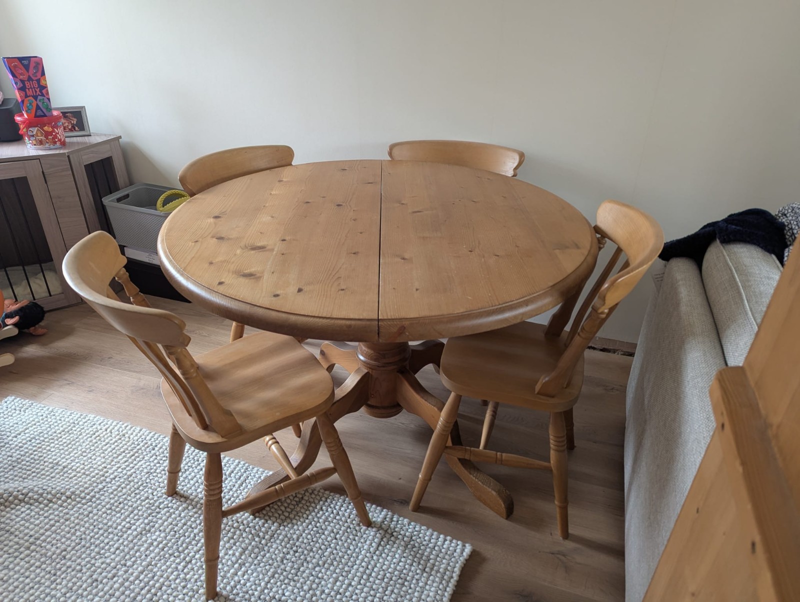 Solid Pine Extendable Dining Table with Leaf and 4x Chairs