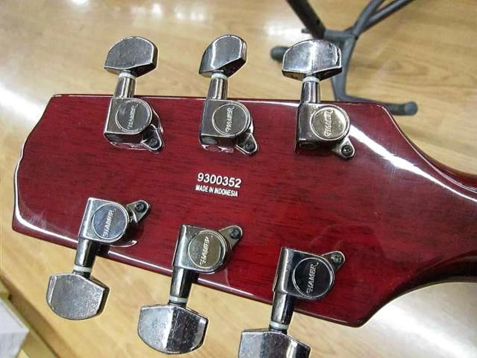 HAMER XT SERIES SUNBURST Q/T Usado Cuerpo de Arce Diapasón de Palisandro con Estuche Suave Foto 4 de 4