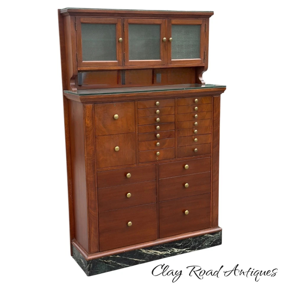 Antiguo gabinete de coleccionista de 22 cajones dental médico caoba mármol y vidrio 1930 Foto 2 de 4