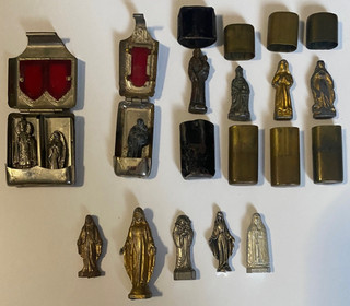LOTE DE 12 ESTATUILLAS DE PROTECCIÓN DE BOLSILLO RELIGIOSAS CATÓLICAS DE LA PRIMERA GUERRA MUNDIAL