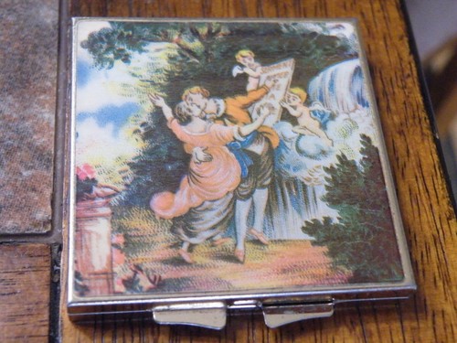 VINTAGE SQUARE 2 MIRROR COMPACT COUPLE KISSING GOLD TONE 2-1/2x2-1/2" FREESHIP