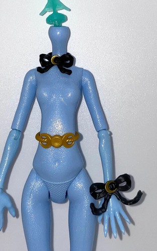 Monster High 2023 Winter Howliday Clawdeen Wolf Doll Outfit Bow Jewelry Necklace