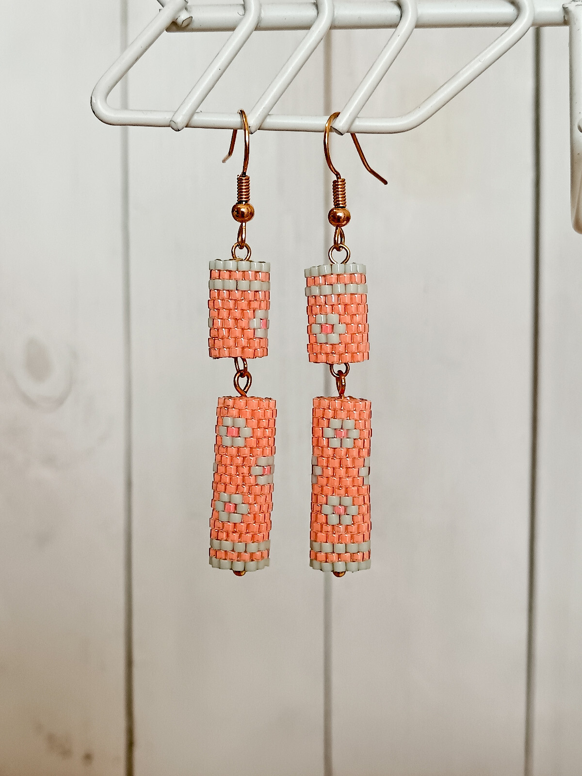 Boucles d'oreilles perles orange fluo contrastées vert pâle asymétriques