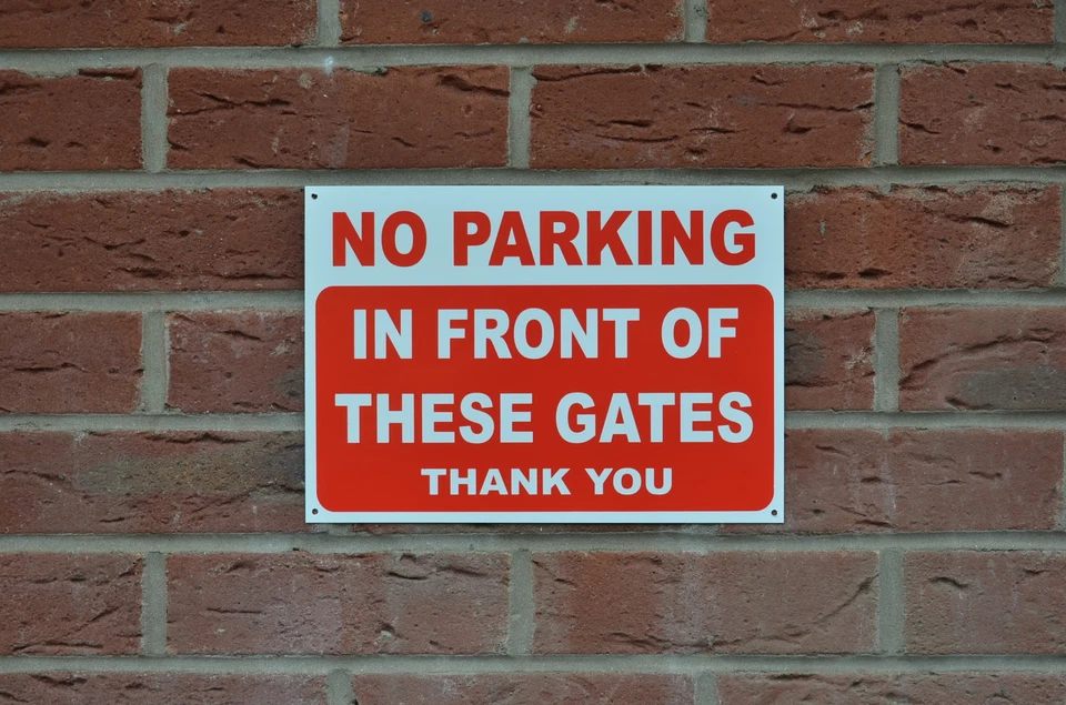 NO PARKING IN FRONT OF THESE GATES THANK YOU polite notice sign/sticker 3 sizes