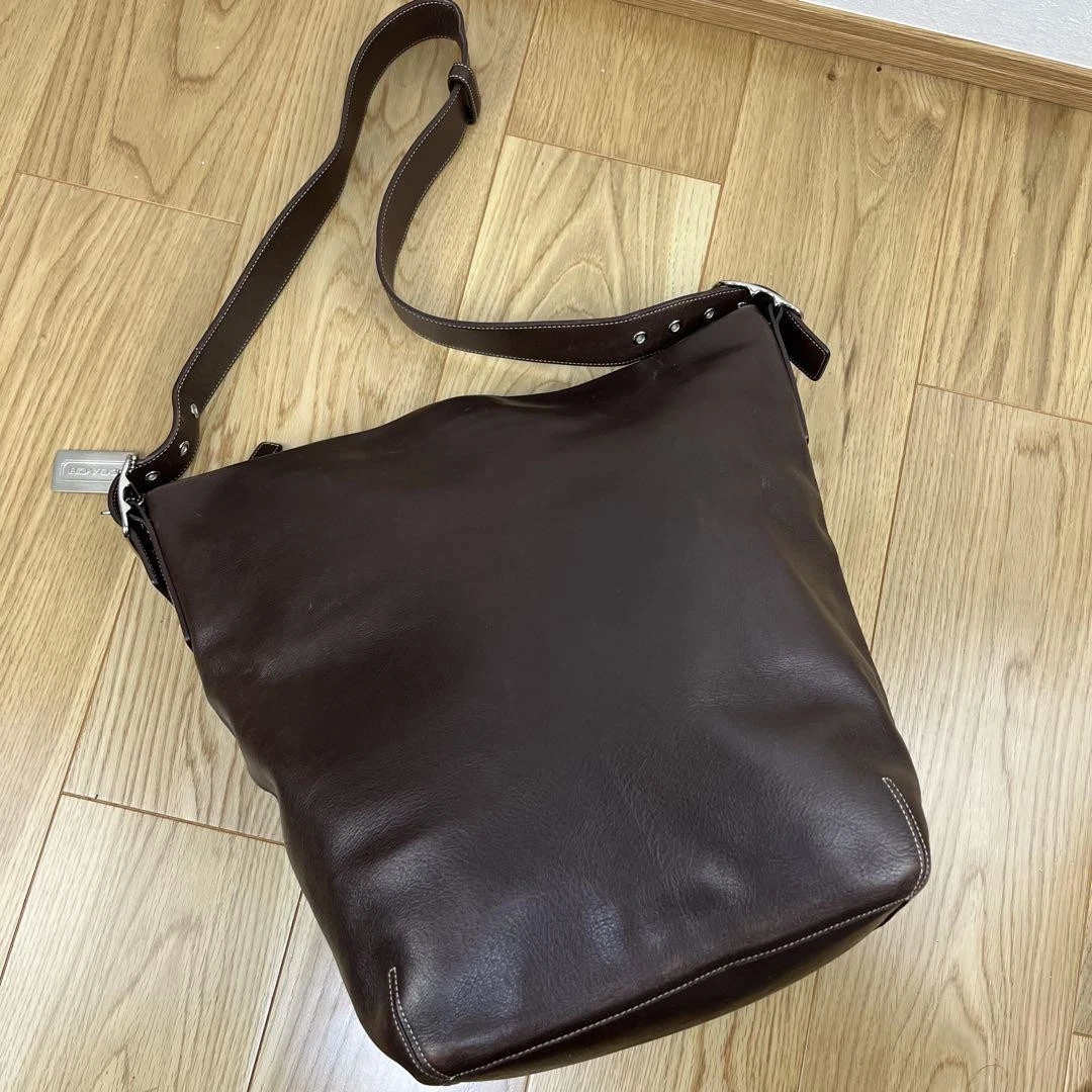 Vecchia borsa a tracolla Coach tipo secchiello pelle marrone scuro come nuova dal Giappone