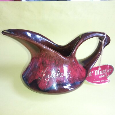  Mid Century Krug mit roter Glasur von McMaster, Dundas, Kanada. H. 8,5 cm bis Lippe.