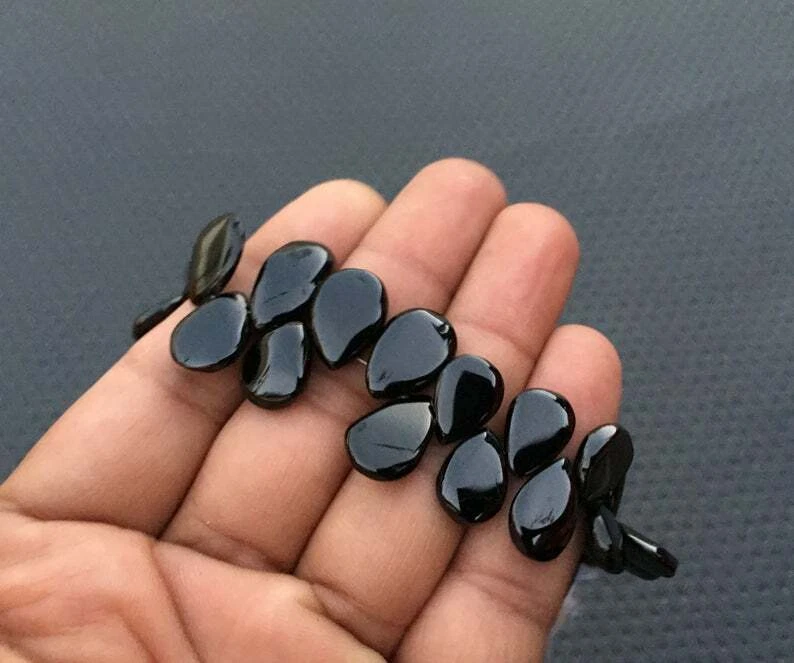 Cuentas de briolette de piedra negra natural con forma de pera lisa de espinela negra 31 piezas  Foto 2 de 4