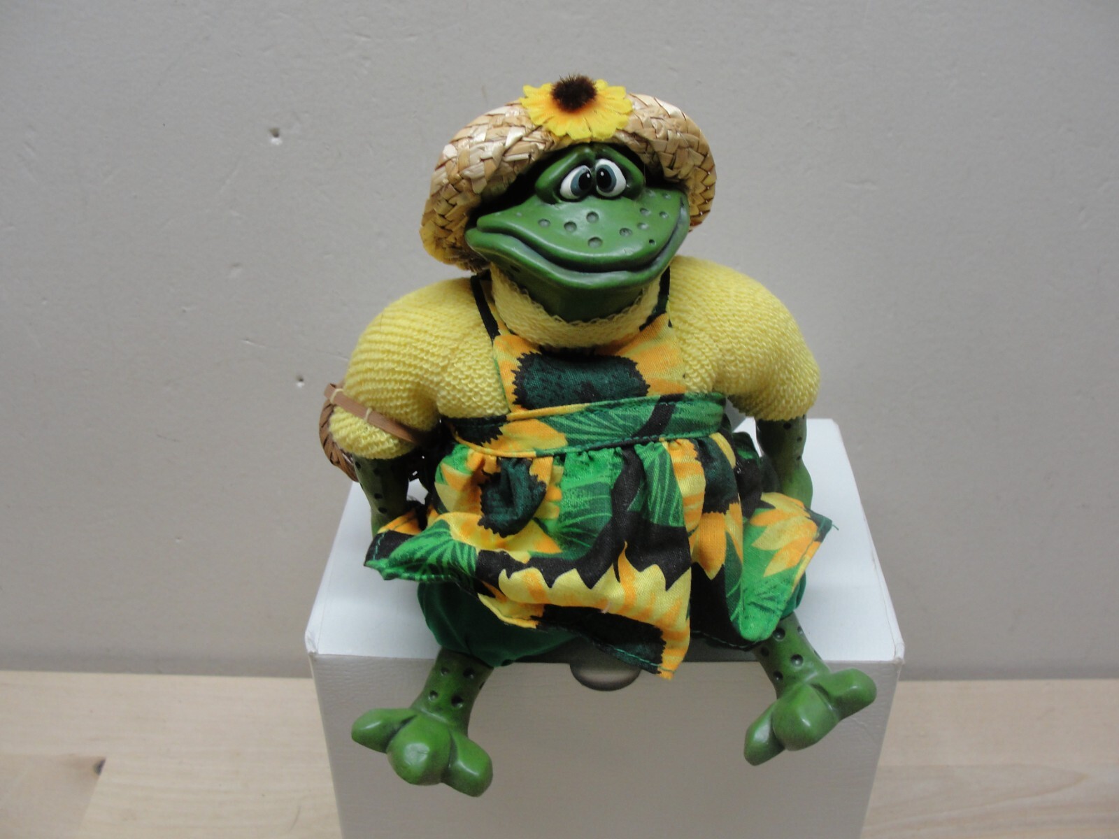 RUSS BERRIE MRS. MUDD HOPPER FROG SHELF SITTER
