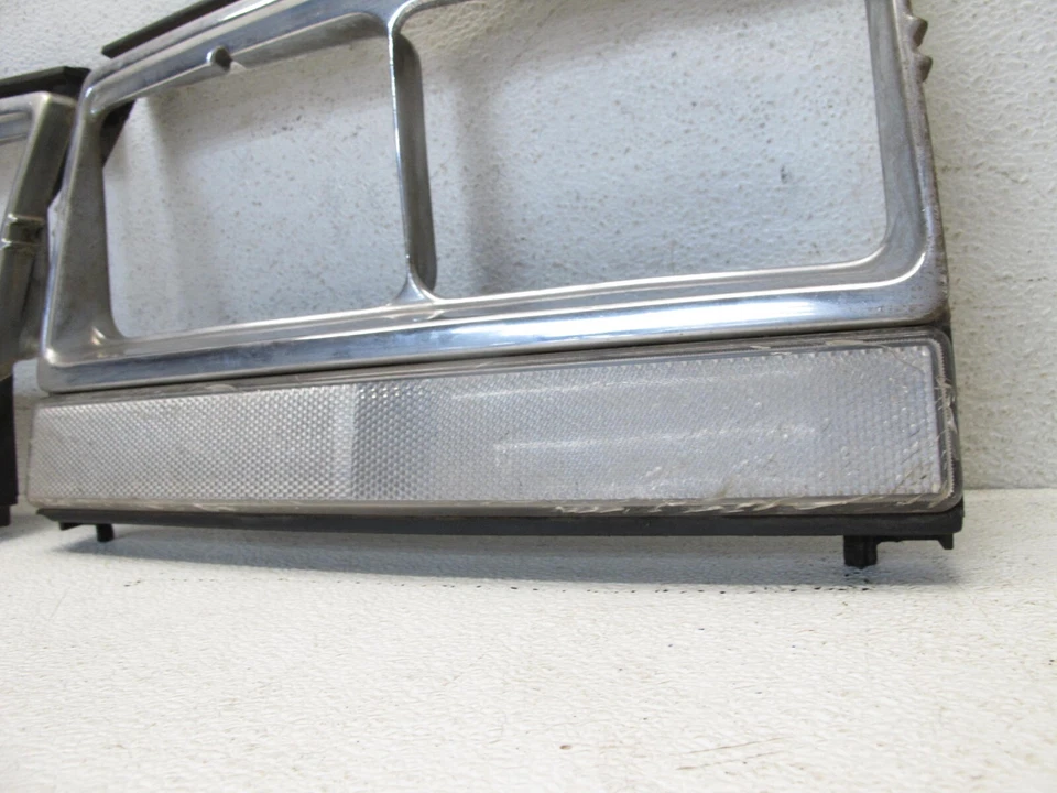 Cubierta de luz derecha izquierda bisel de faros Volvo 262C 1981-1985 #93 Foto 2 de 4