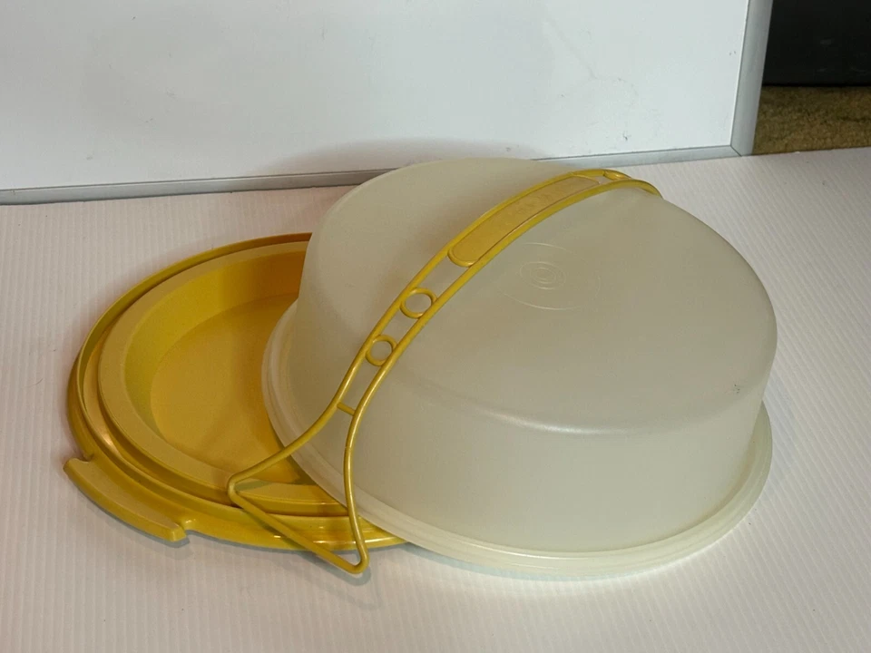 Vintage 70s Tupperware Cake Pie Keeper Taker Carrier Harvest Gold Lidded Storage - Image 3 of 4