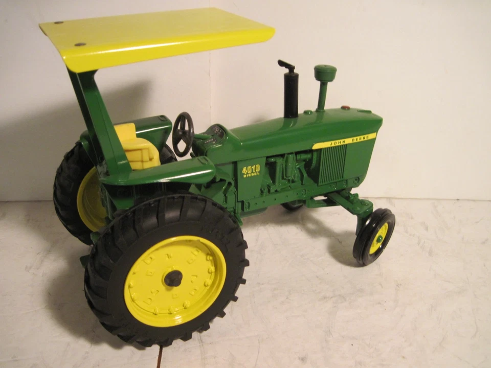John Deere Farm Toy Tractor "4010" Farm Toy Tractor  Ertl 1/16 NIB - Image 3 of 4