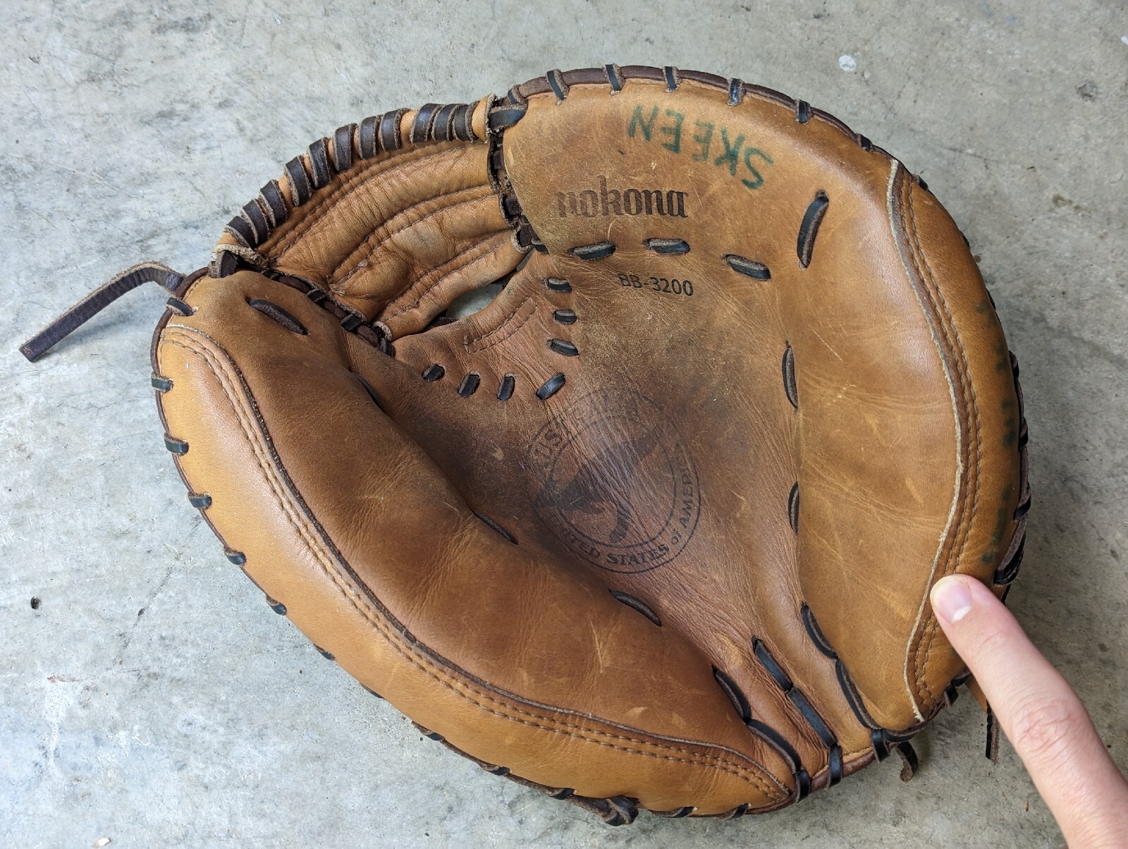Nokona Baseball Glove Catchers Mitt BB3200 32" RHT American Made