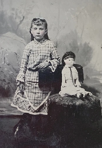 CIVIL WAR ERA GIRL w/ SEATED LARGE PORCELAIN CHINA DOLL TINTYPE PHOTO