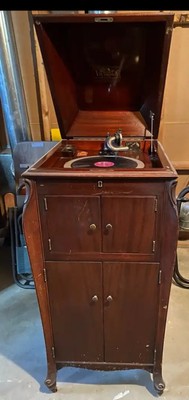 MUSIC- WOW A 1915 Victor Victrola VV-XI, a popular model  