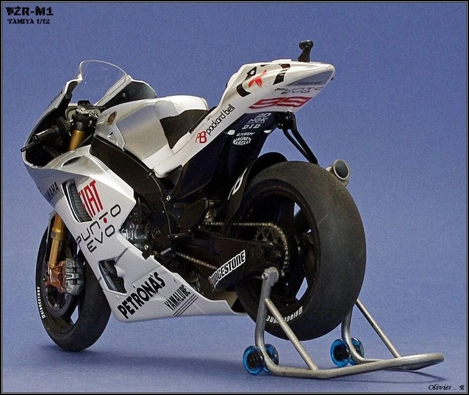 Tamiya 1/12 - Yamaha YZR-M1 Fiat Yamaha Team 09 (Estoril Edition 