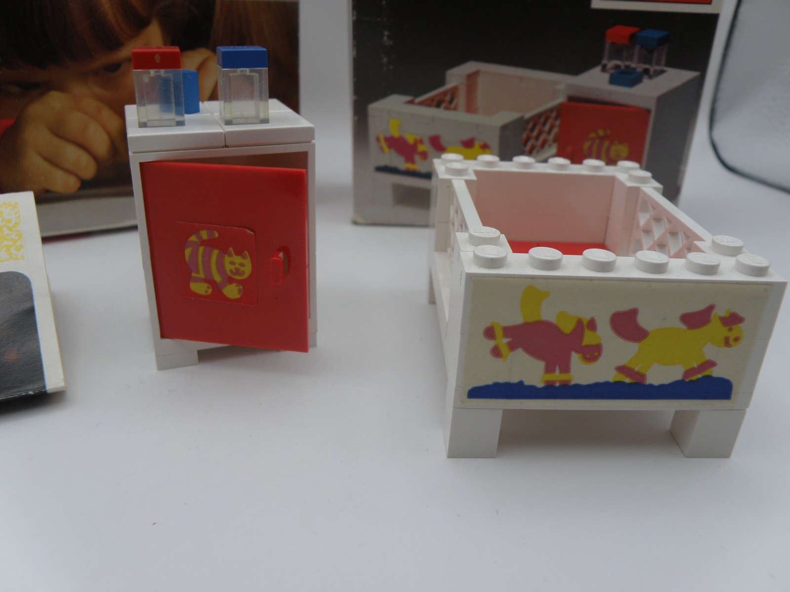 Foto 2 van Vintage LEGO Homemaker Set 271 Baby's Cot and cupboard with instructions and Box