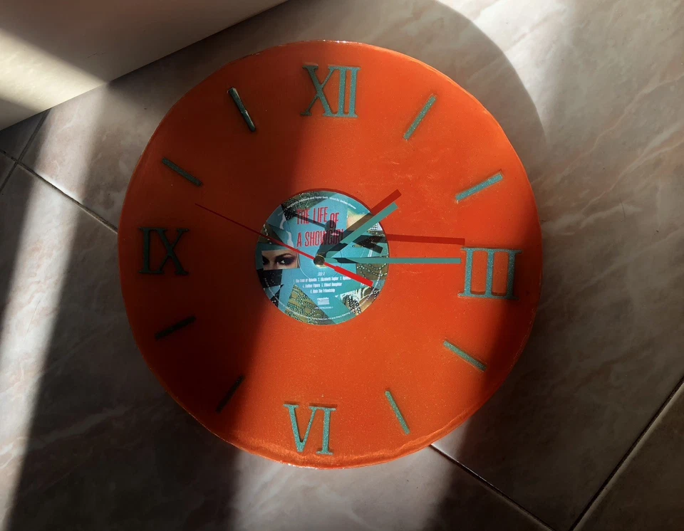 Taylor Swift –  Vinyl Clock The Life Of A Showgirl Portofino Orange Glitter - Immagine 3 di 4