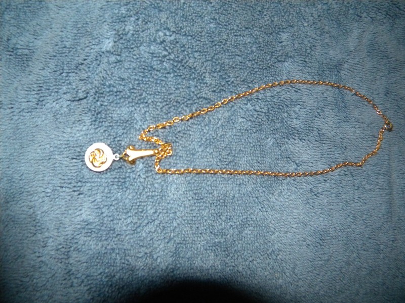 Goldtone Necklace & Pendant White Enamel Locket marked Art with one small Photo